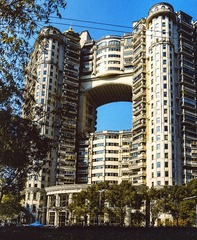 972382