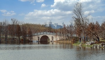 974528