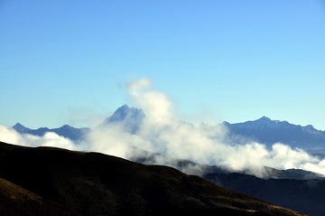 云雾半遮的贡嘎山