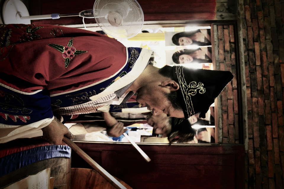 盛夏的中午,道士们在热的难以想象的屋内念咒.