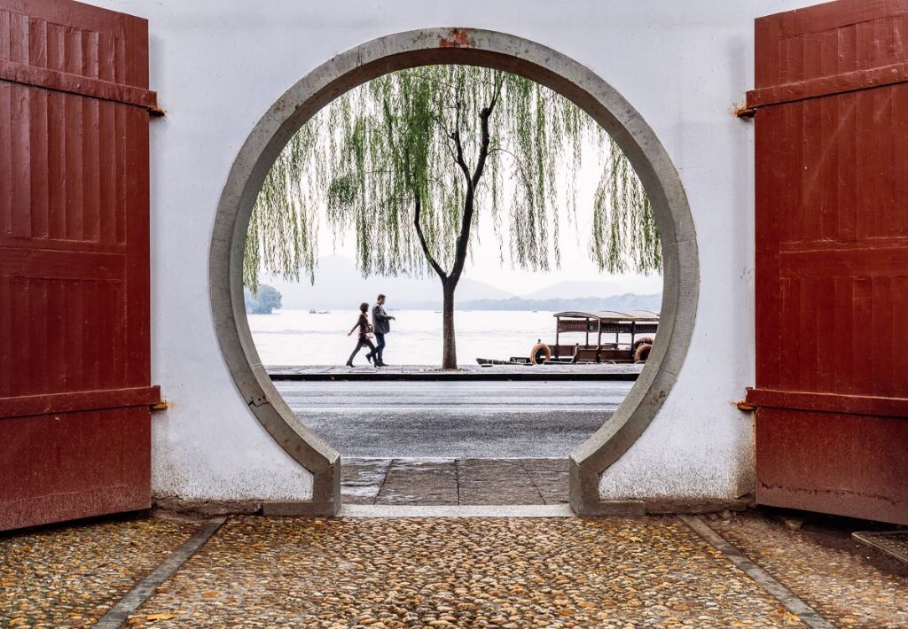 这门开的有点晚，旅游团涌入以后就再也没机会拍了~