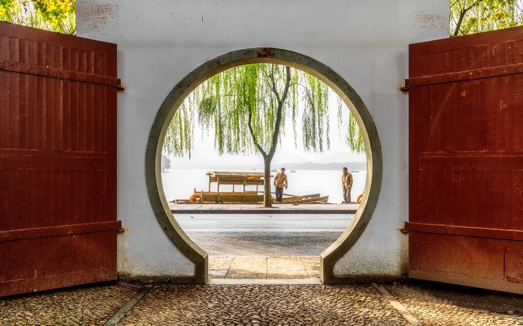 想拍一张透过这个门洞抓到的很干净的画面，可是这个门开的很晚，游客都已经来了，密密麻麻都是人，船夫也开始不停的拉生意。好不容易开走了一艘，马上这个位置就会被补上。于是，极简的画面没有，船夫的画面有很多。