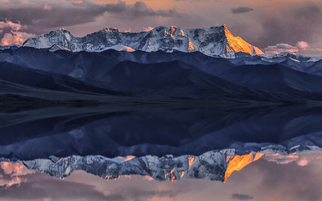 念青唐古拉山,湖就是纳木错。其实是张老图,翻出来PS的,想想以前去了那么多地方都没有玩摄影真的是蛮可惜的。