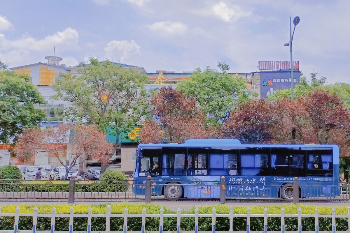 城市蓝色公交在路上