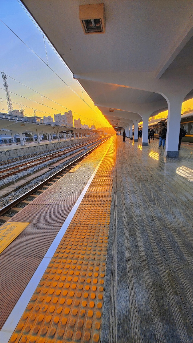 站台- 月光同辰 - 图虫