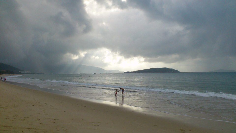 背影<br />
亚龙湾的海边，倍感思念