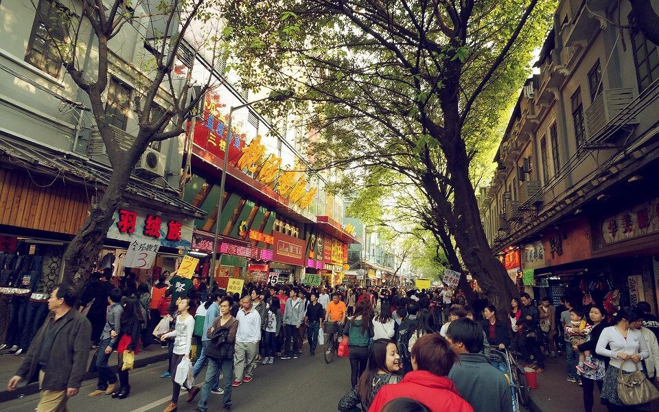 大量人头<br />
广州真係好多人好多人好多人。。
