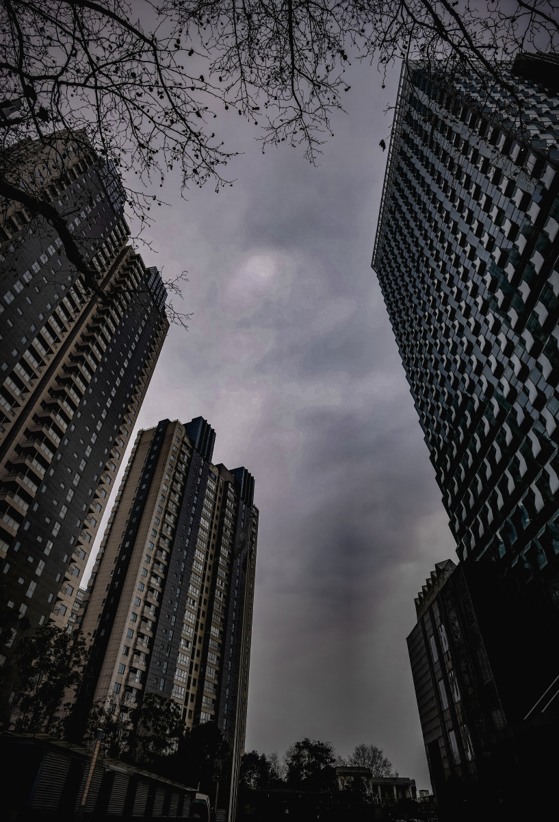 金陵影像城市森林今日天气阴冷多日阴天的云层出现了一些变化是拍摄