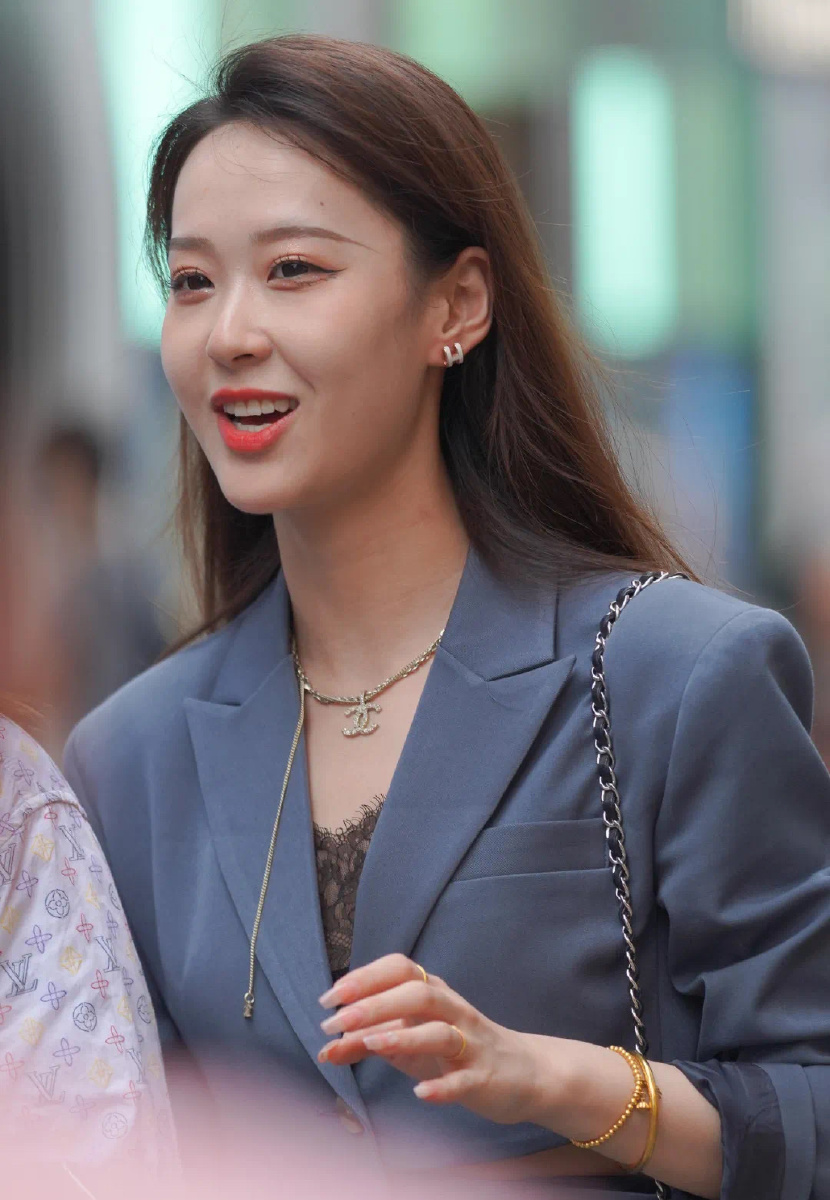 西装小姐姐秀出风景线