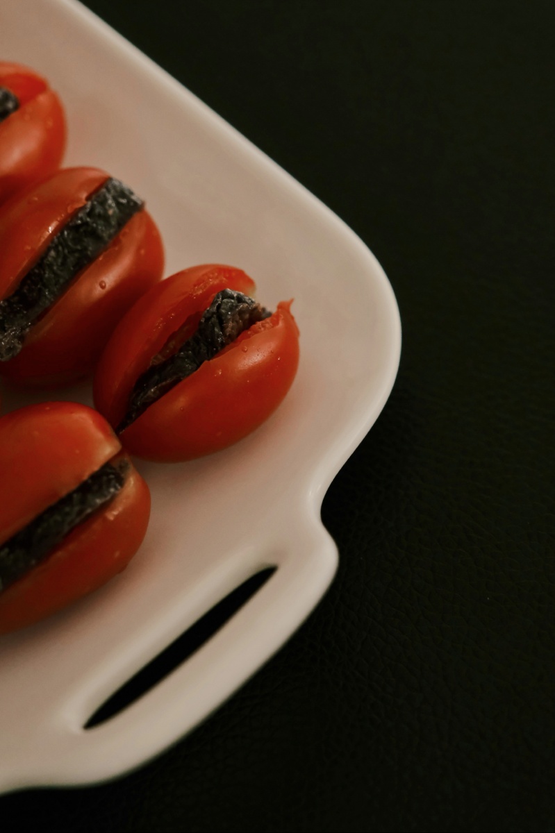 西梅圣女果 第一次尝试暗调照片