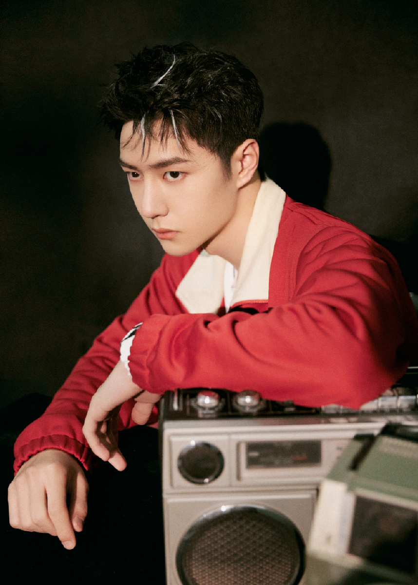 热力红色渲染少年恣意盎然王一博红衣造型惊艳亮相