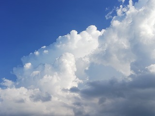 1047933