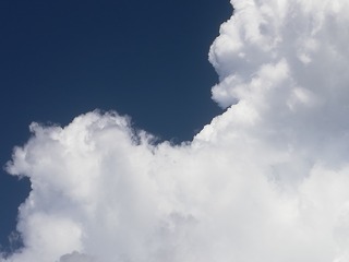 1018608