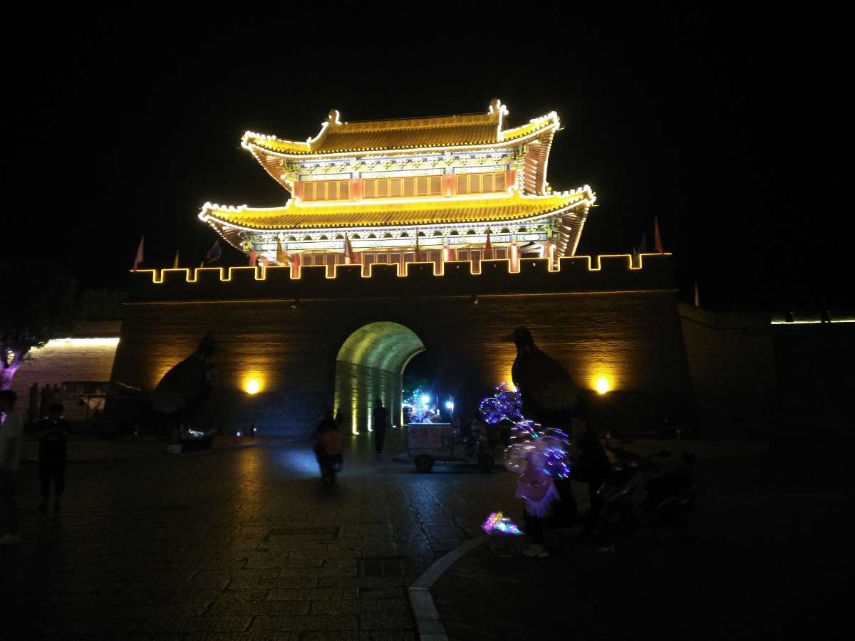 晚上的城门很漂亮