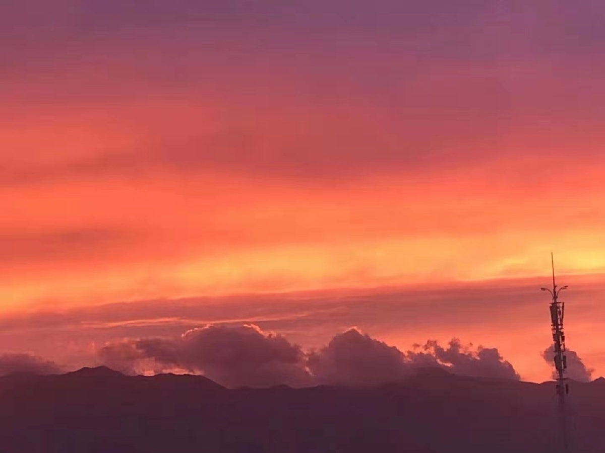 夕阳很美,云朵也是