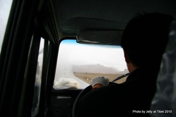 We rent a car to go to Lhasa!!