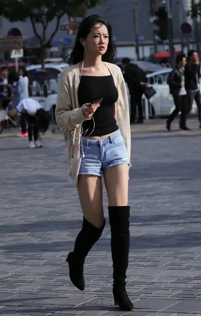女性魅力的牛仔短裤加上过膝靴互赞互关