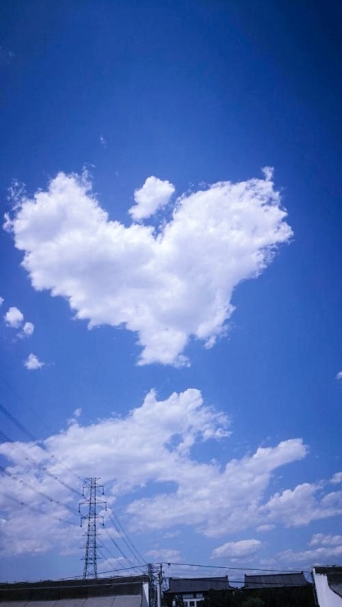 今天在看见一片爱心形状的云你们说这是不是在暗示我什么呢