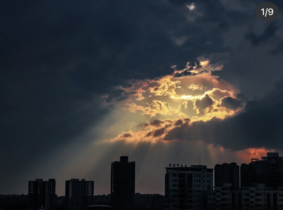 像救赎的光又像坠落的灰