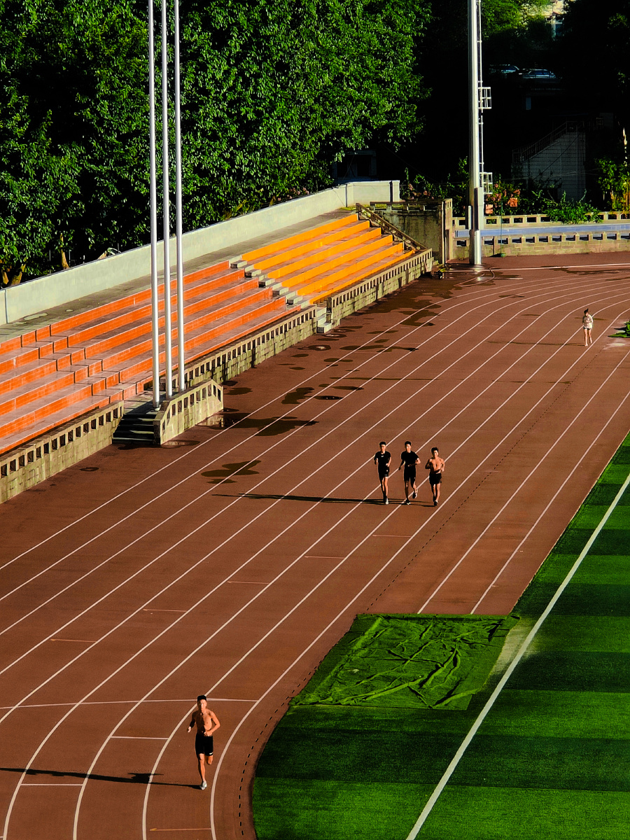 田径场阳光汗水