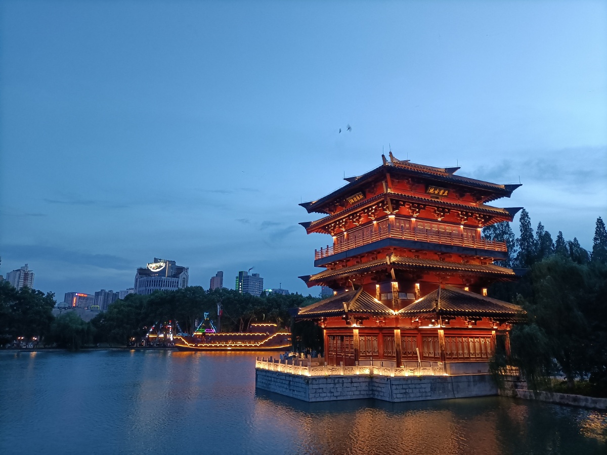 合肥市瑶海区古逍遥津公园夜景一角