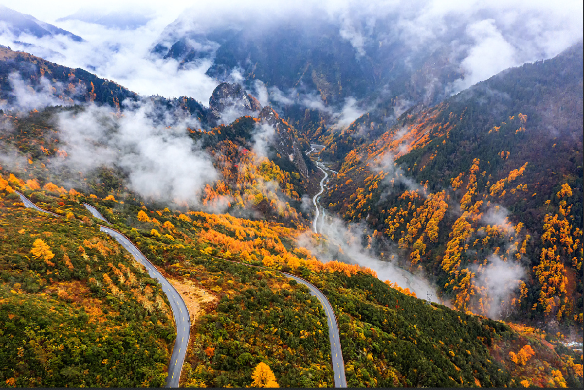巴朗山云烟摄于四川省阿坝州巴朗山景区