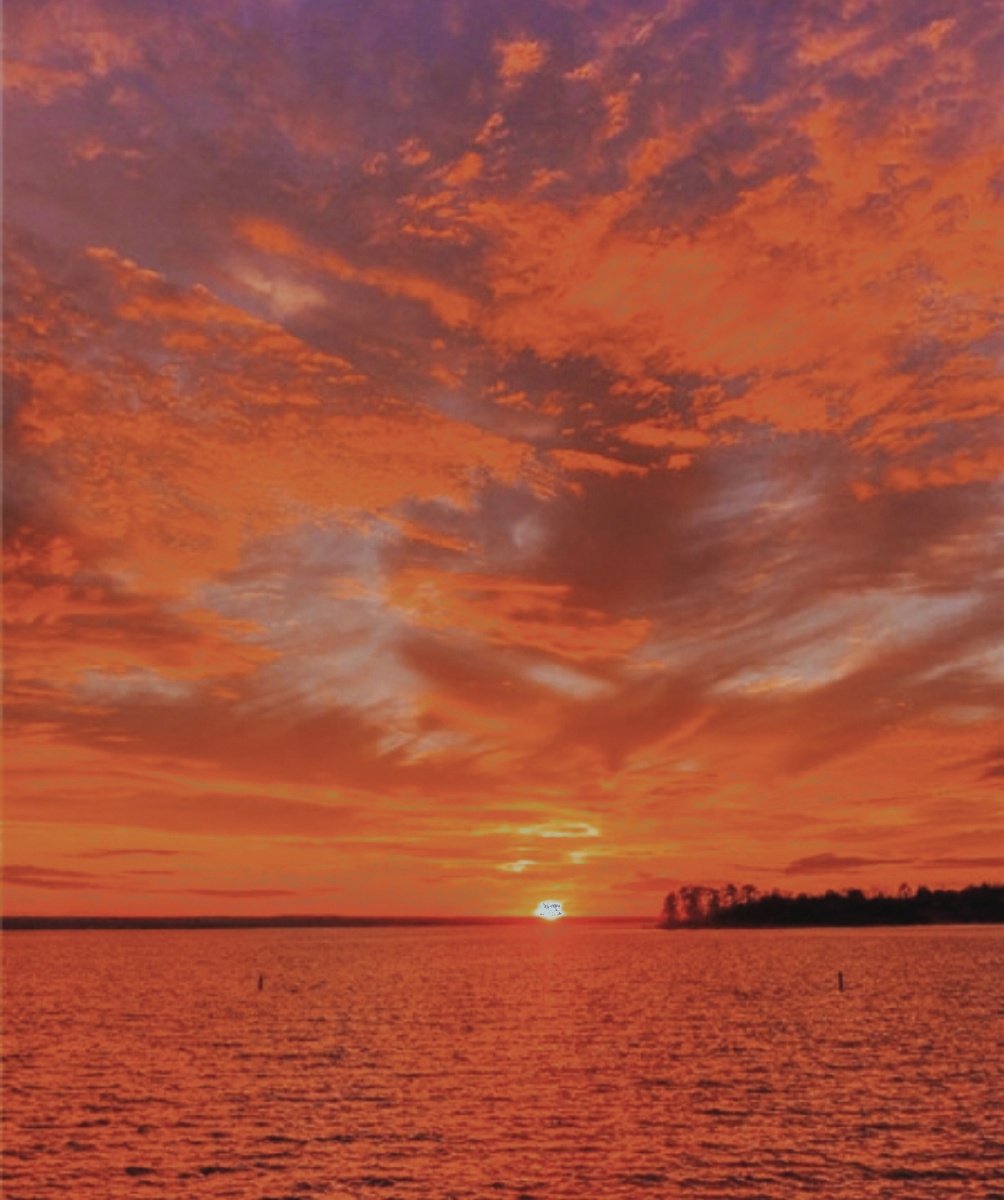 天空被夕阳染上了血红色桃红色的云彩倒映在江面上整个江面焕然一新