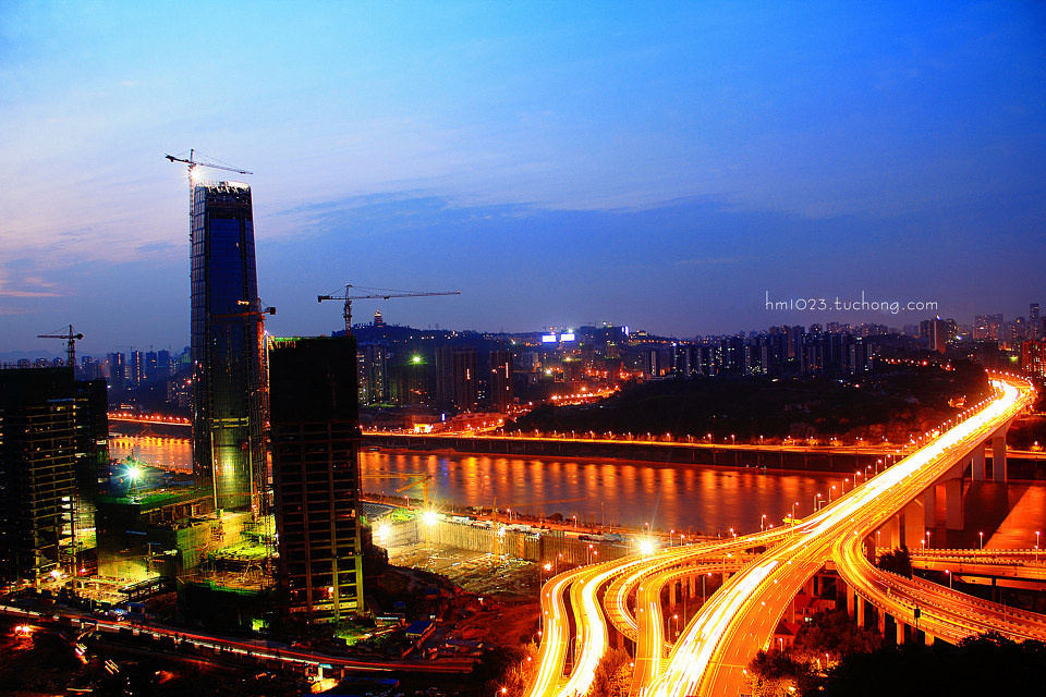 的帆船,两帆竞相升起,呈现出扬帆远航的境界,向重庆古老的航运文化