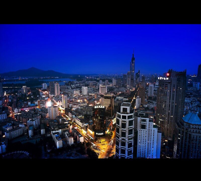 一座城<br />
第一次上万豪，想上已经很久了，一直偷懒没出门，看着梅雨季节已经结束，通透的天气将渐渐远去，咬咬牙去了，爬楼的过程很是跌宕起伏，片子是俗片，也算给自己一个交代了。
