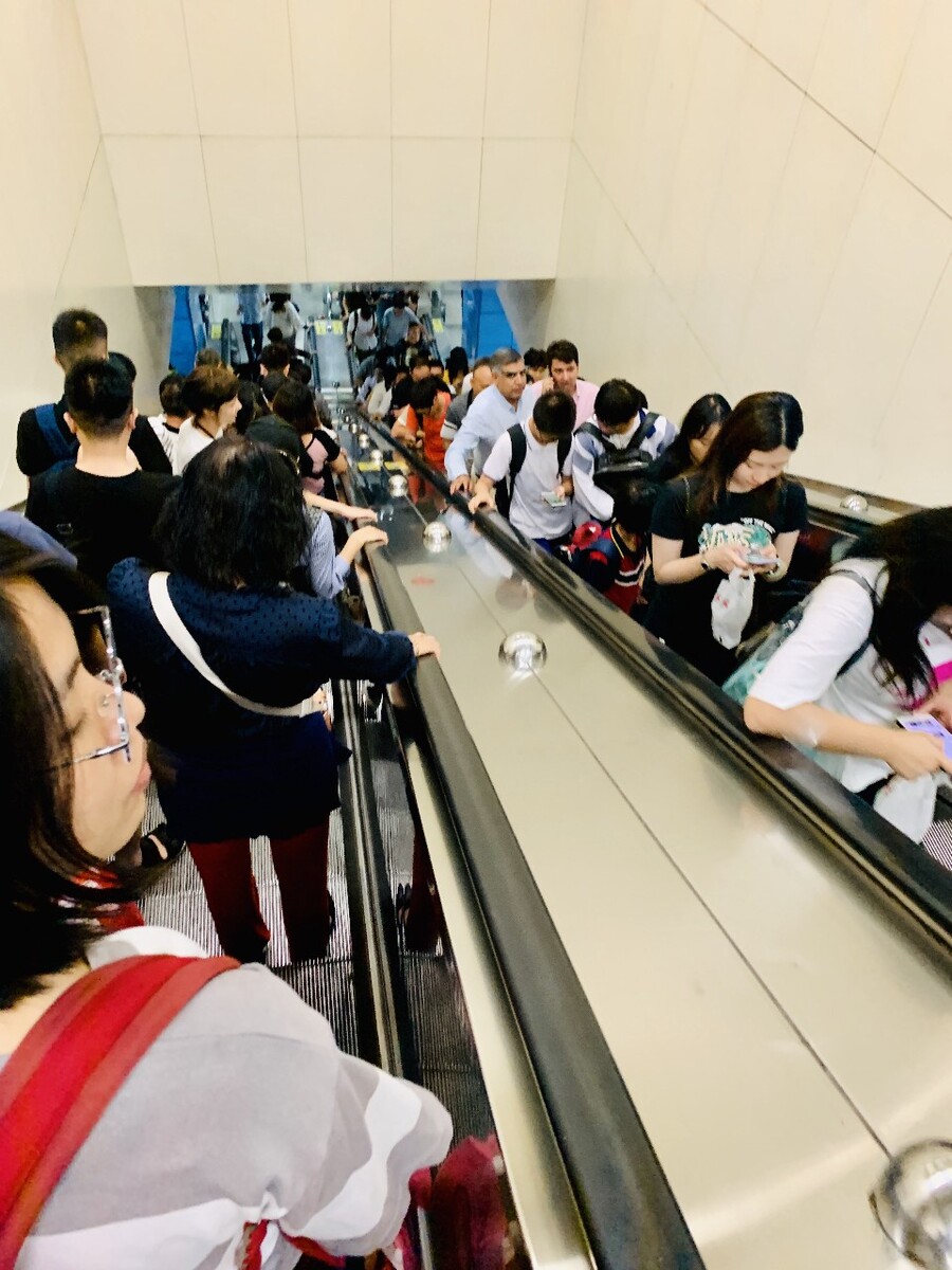 乘客在乘坐国内