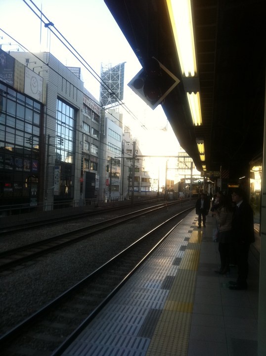 早晨七点的jr站,崎京线 br /> 被告知7点正式开出第一辆电车,但是这辆