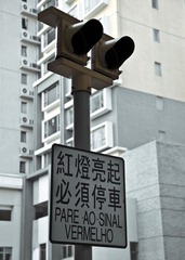 红灯亮起必须停车