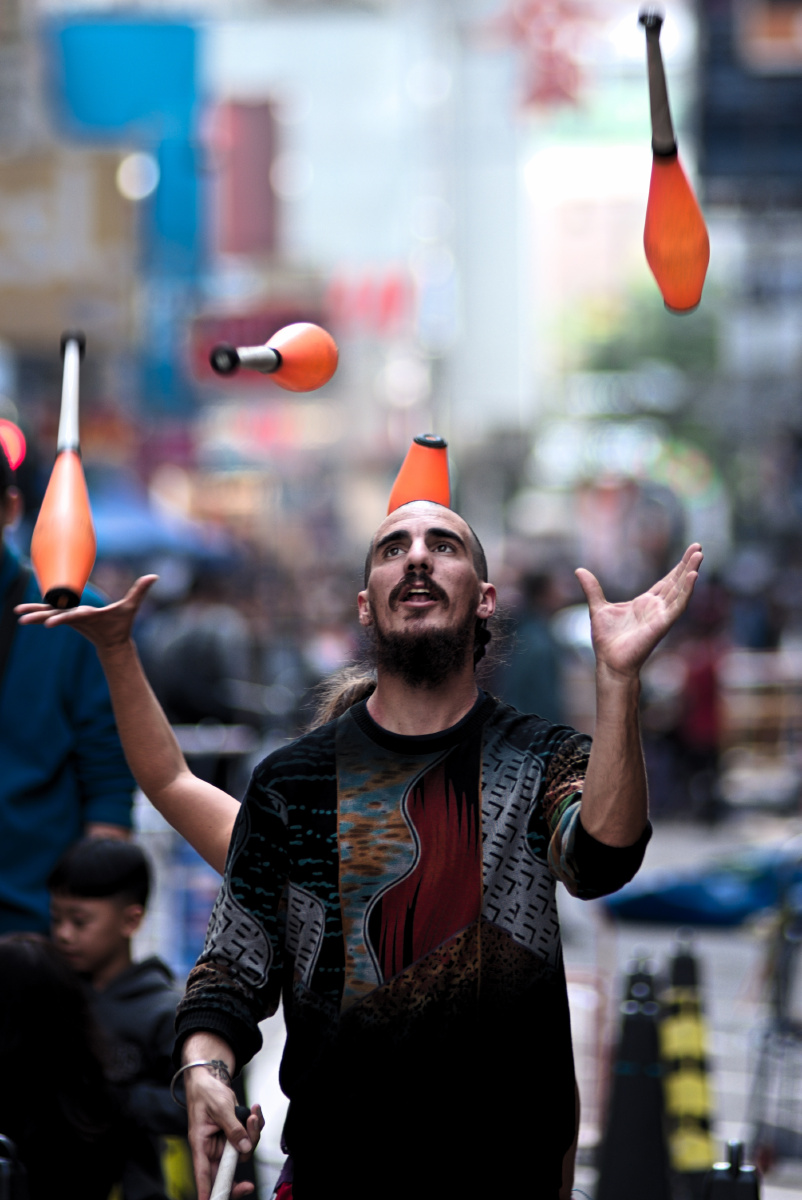 为街头表演者留影