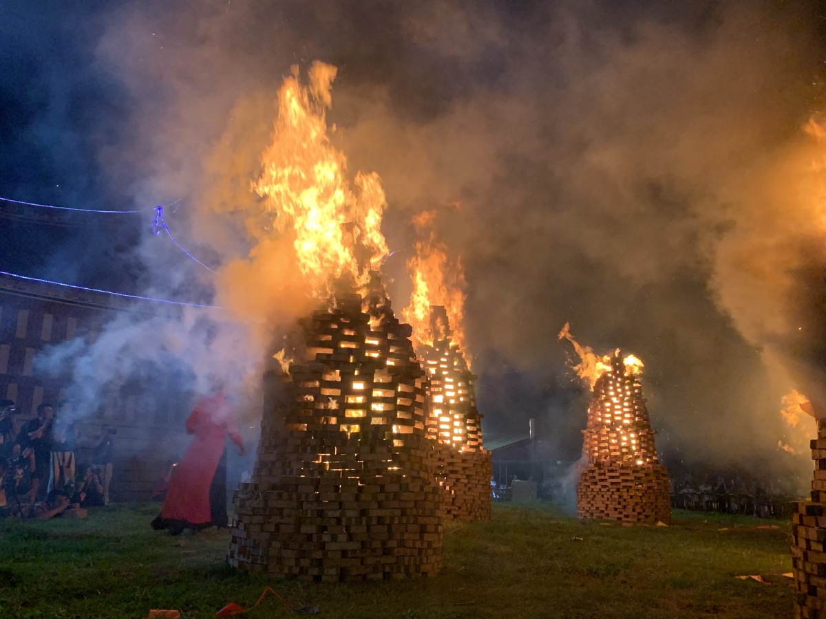 闽南中秋民俗烧塔仔