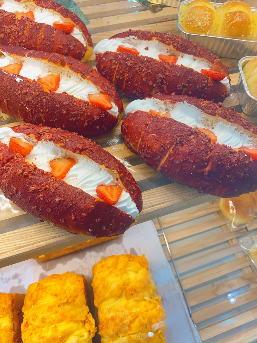 奶油草莓欧包