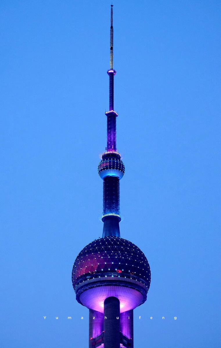 夜幕下的东方明珠电视塔