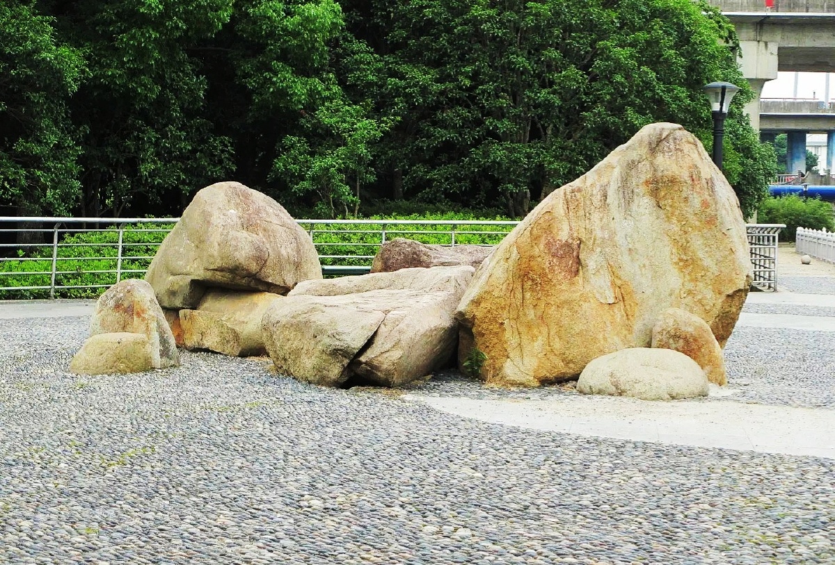 看似无心的摆放,几块石头却为街头的公园增趣不少.