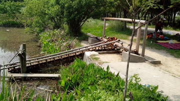 405002