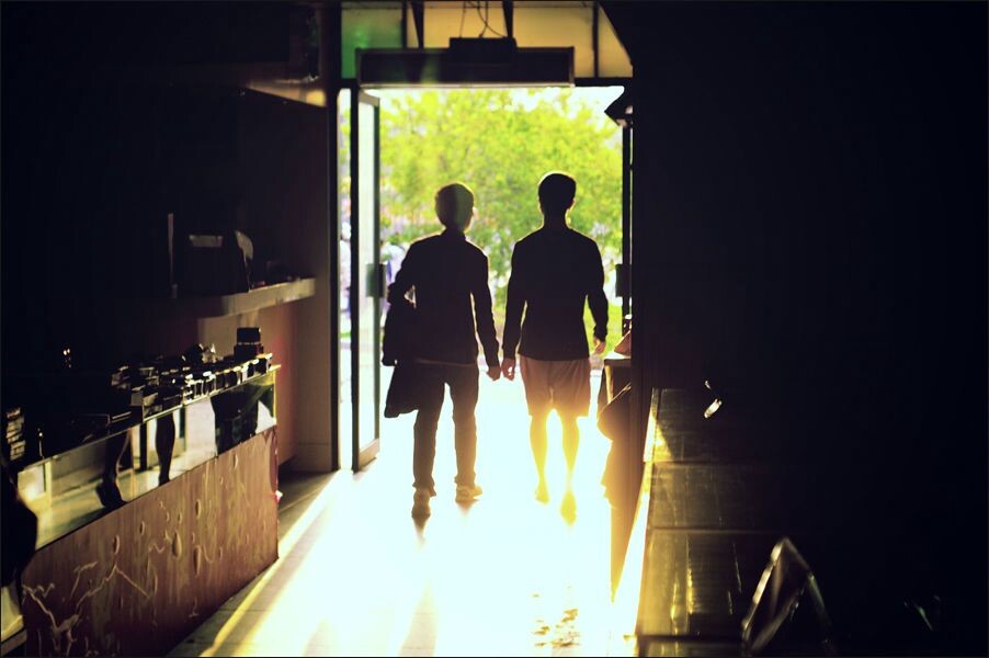 夕阳洒下<br />
时间：2011/3/21&lt;br /&gt;<br />
地点：华工世博超市&lt;br /&gt;<br />
&lt;br /&gt;<br />
整个学校突然停电，超市一片漆黑。一走进去，夕阳洒在黑黑的超市的感觉很吸引人。于是立即拿出相机，对着两个放学而归的同学的背影，拍下了这张。