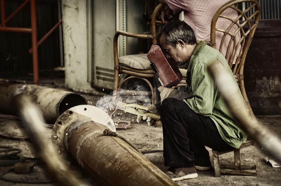 焊工<br />
2011/5/4 <a href="https://tuchong.com/3334324/" target="_blank">@阳朔</a>&lt;br /&gt;<br />
Pentax K7，Phenix 50/1.7&lt;br /&gt;<br />
后期有剪裁