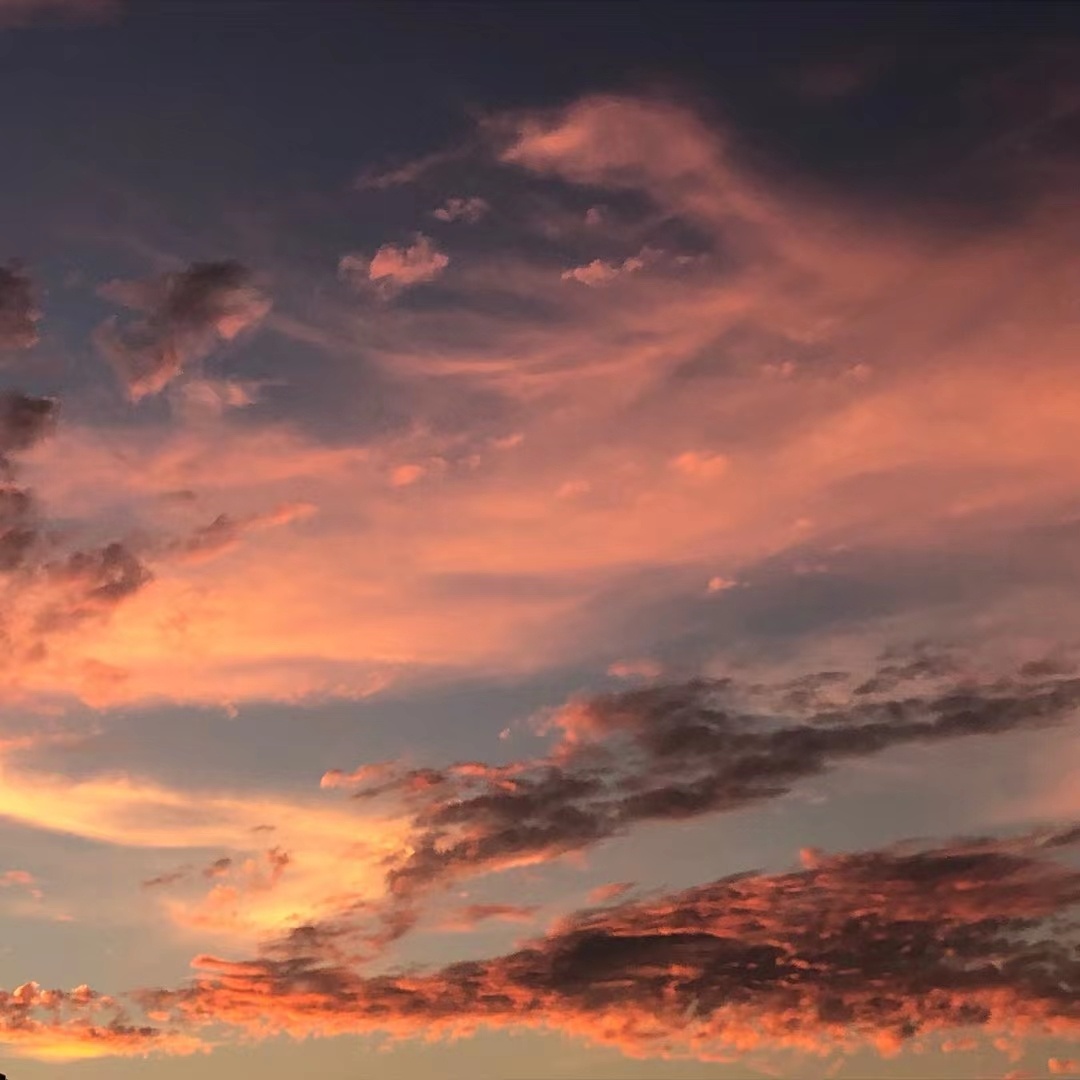 云朵偷喝了我放在屋顶的酒于是变成了晚霞