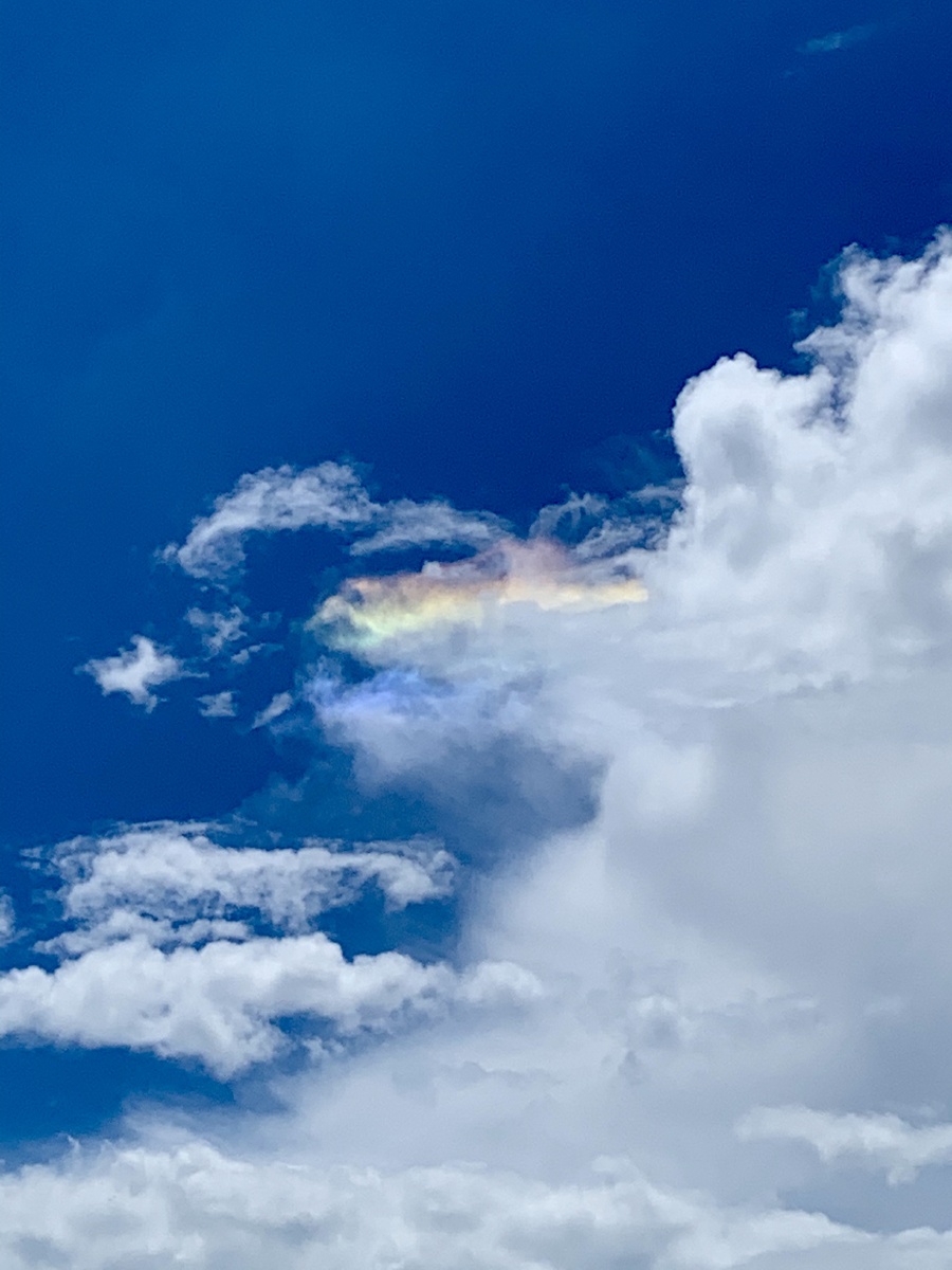 五彩云霞空中飘