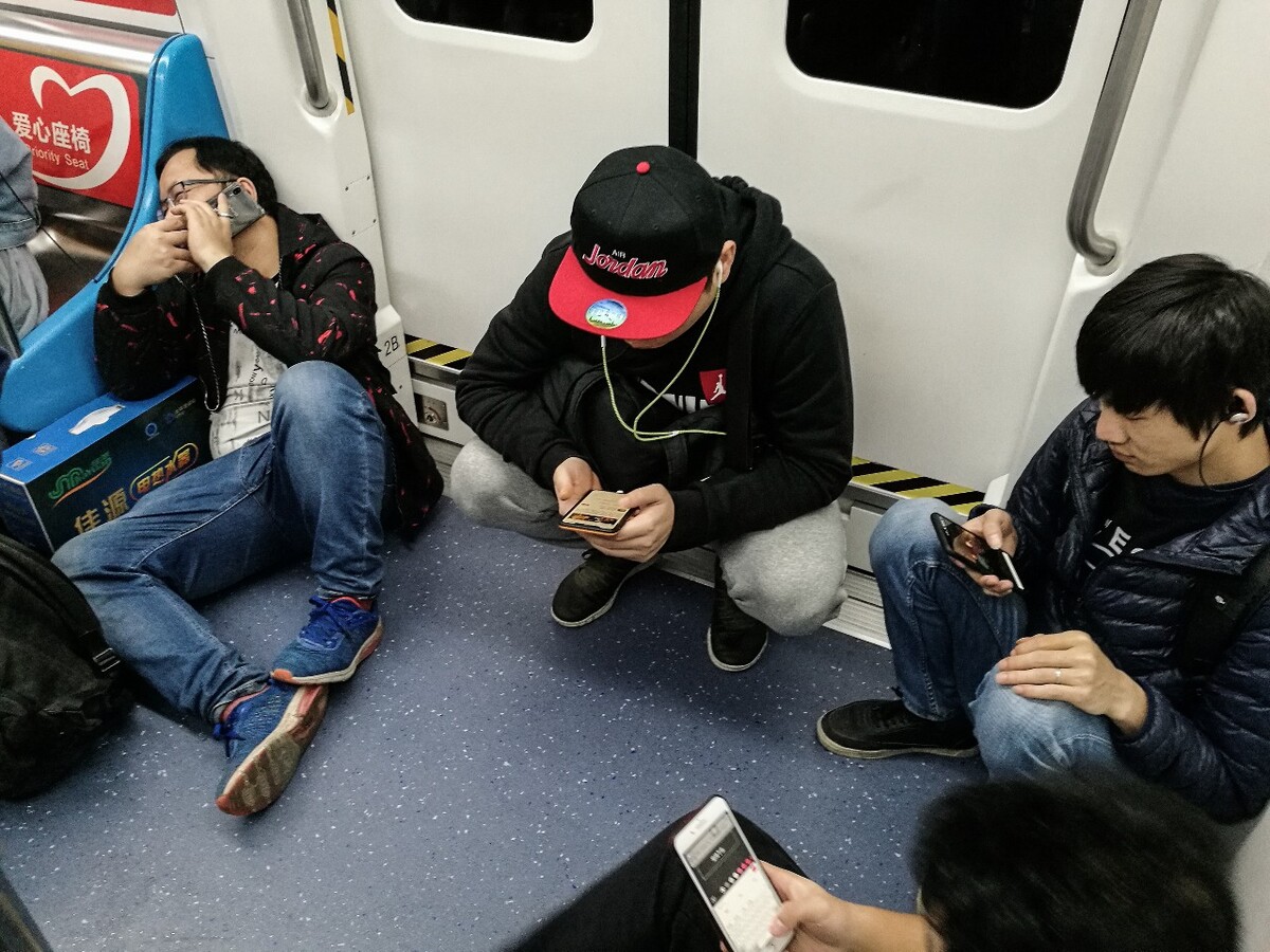 乘客在乘坐国内