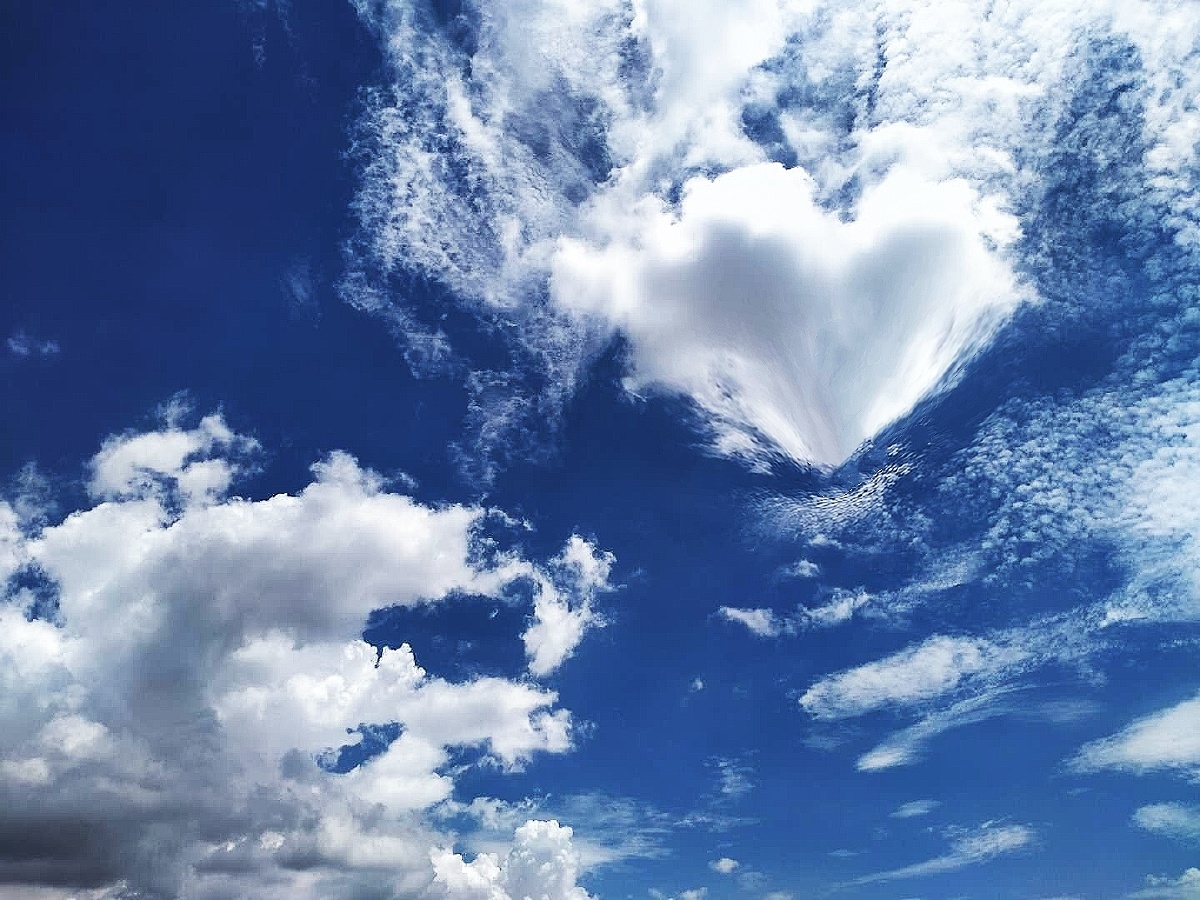 湛蓝天空上像奶油泡芙一样的云朵溢出夏天的味道