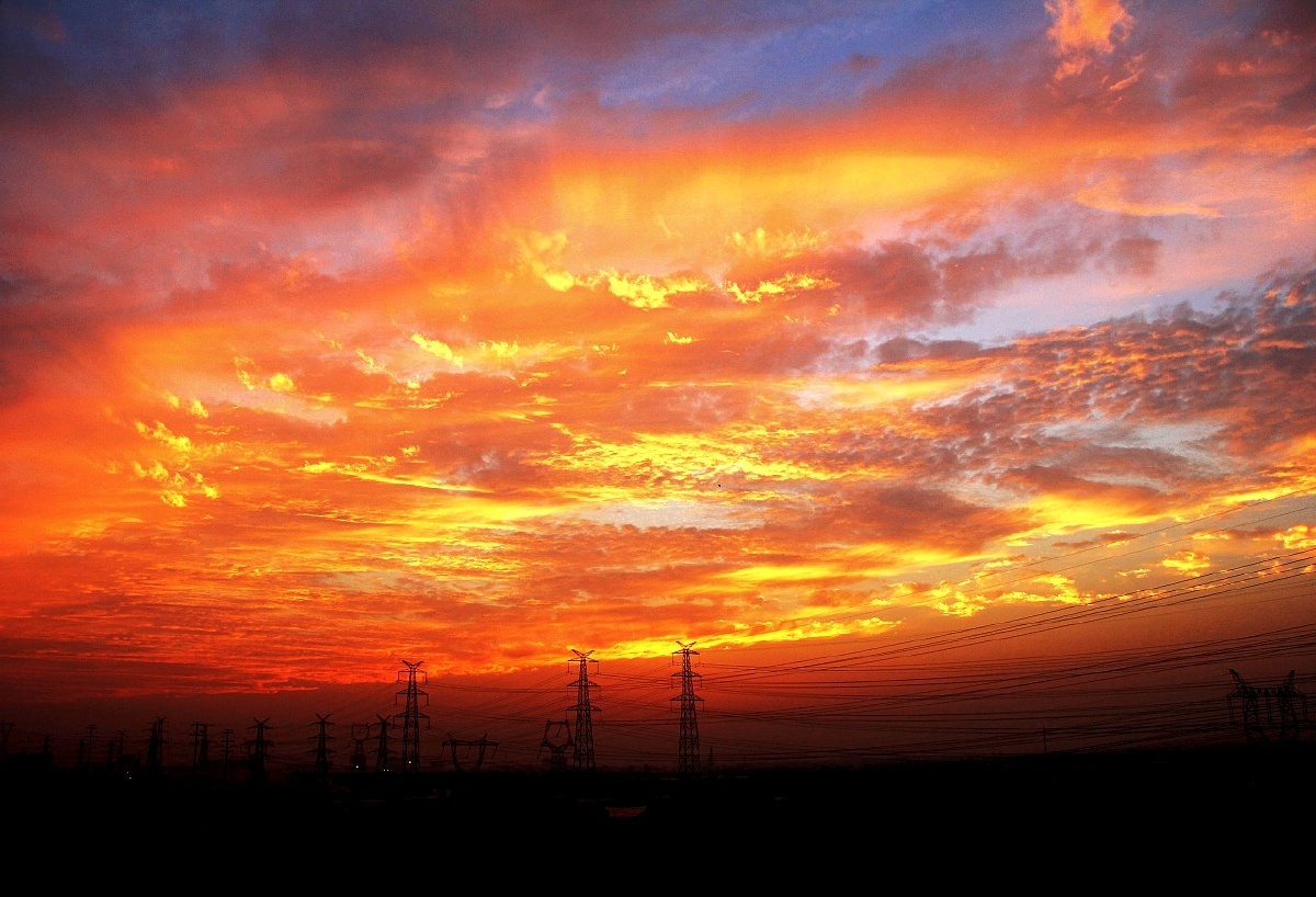 夕阳西下天边有一抹红彤彤的晚霞美极了