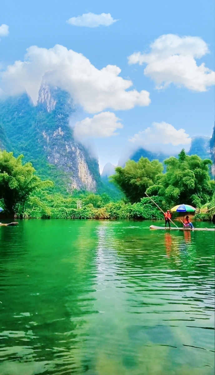 阳朔桂林美云山雾罩炎炎夏日的清凉之地漓江水绿水清彻小雨淅沥沥更有