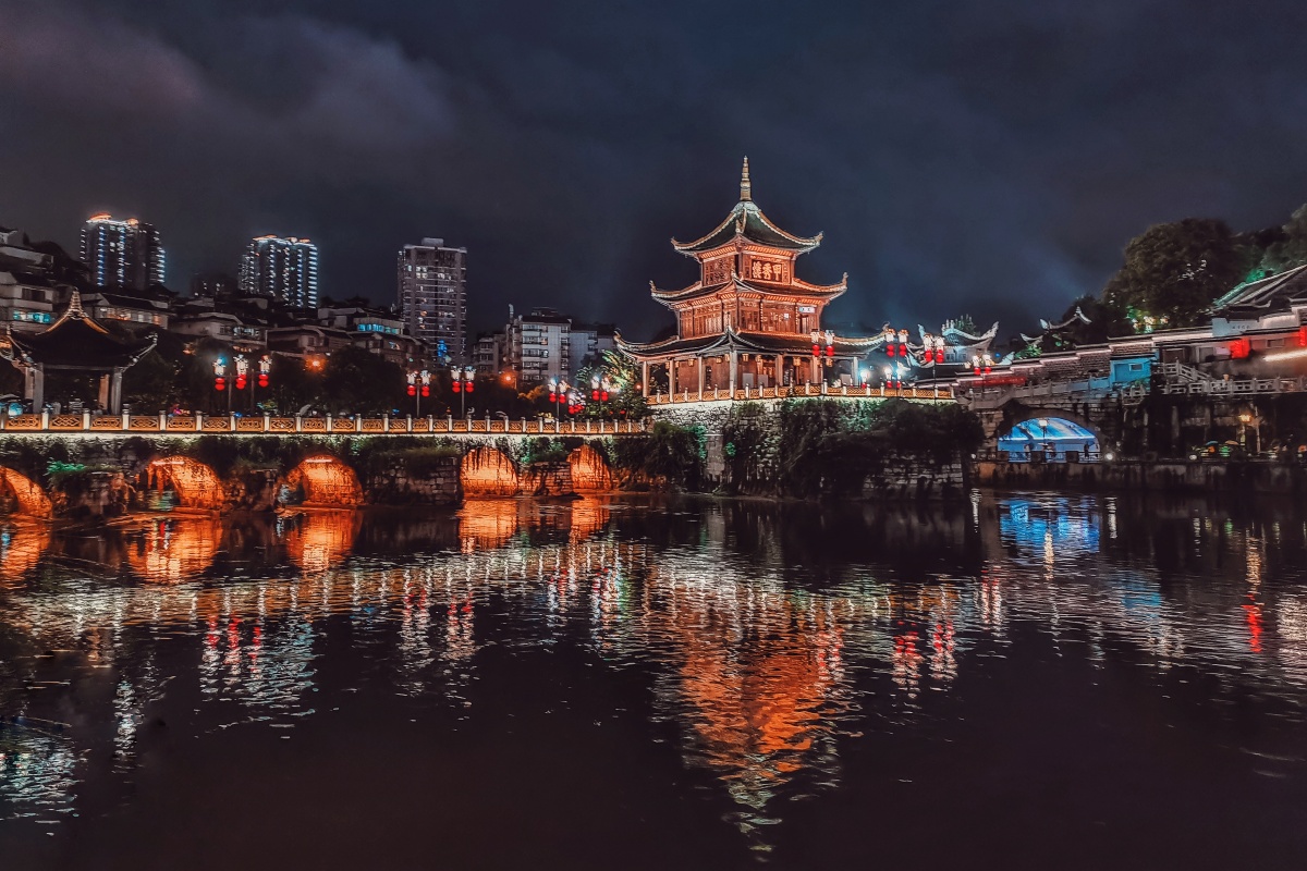 贵州61贵阳61甲秀楼夜景彷晚阴天