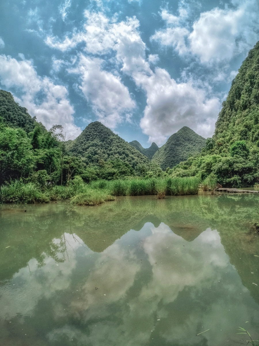 贵州小七孔景区入口山水