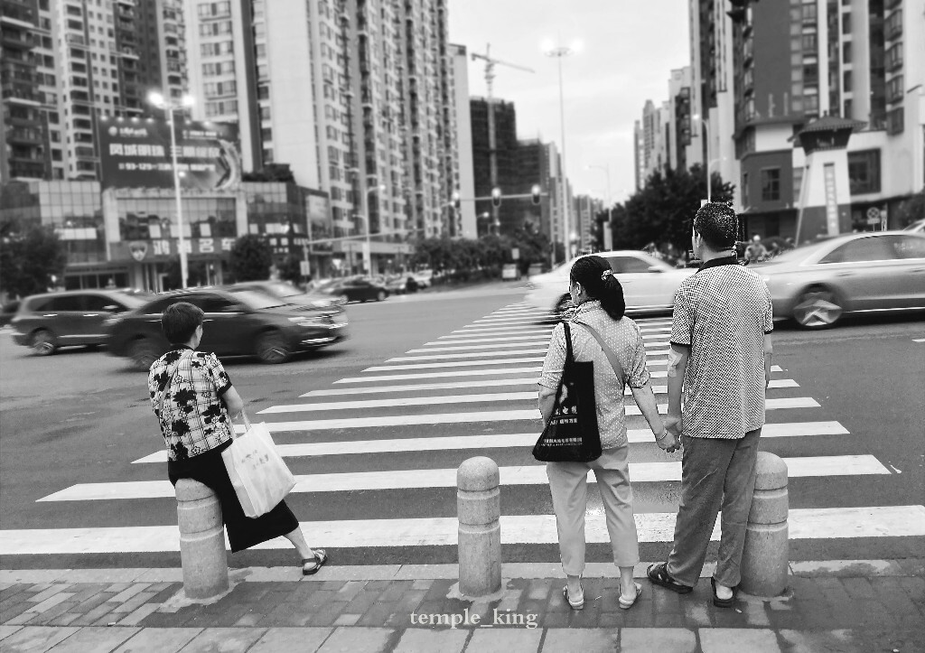 下班回家,精疲力竭,过马路等红绿灯?,一个画面出现在我的视野,有点遗憾的是没有捕抓到左边阿婆向右看那对夫妇的瞬间,后期虚化了下楼房背景。
