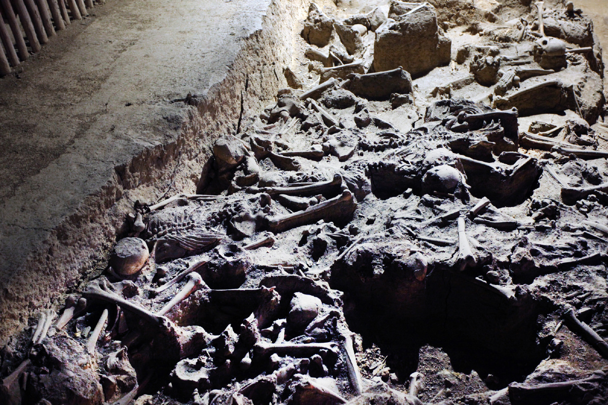 长平古战场白起坑杀40万赵国士兵尸骨坑